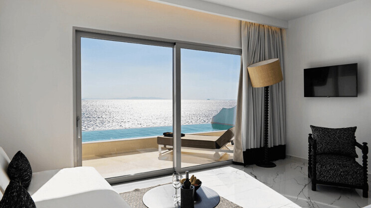 Kouros Hotel & Suites